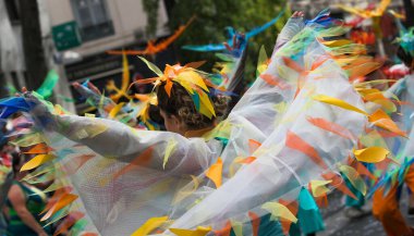 Lyon / Fransa - 16 Eylül 2018: Bienal dans geçidi, renkli gruplar Lyon sokaklarında geçit töreni