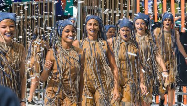 Lyon / Fransa - 16 Eylül 2018: Bienal dans geçidi, renkli gruplar Lyon sokaklarında geçit töreni