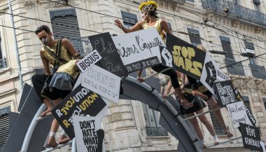 Lyon / Fransa - 16 Eylül 2018: Bienal dans geçidi, renkli gruplar Lyon sokaklarında geçit töreni