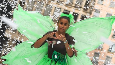 Lyon / Fransa - 16 Eylül 2018: Bienal dans geçidi, renkli gruplar Lyon sokaklarında geçit töreni