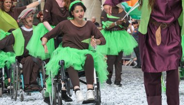 Lyon / Fransa - 16 Eylül 2018: Bienal dans geçidi, renkli gruplar Lyon sokaklarında geçit töreni