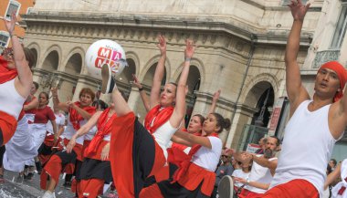 Lyon / Fransa - 16 Eylül 2018: Bienal dans geçidi, renkli gruplar Lyon sokaklarında geçit töreni