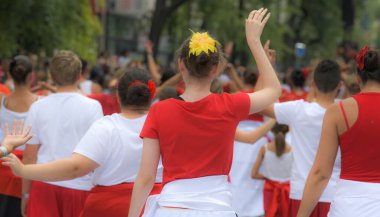 Lyon / Fransa - 16 Eylül 2018: Bienal dans geçidi, renkli gruplar Lyon sokaklarında geçit töreni