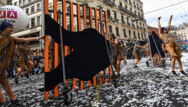 Lyon / Fransa - 16 Eylül 2018: Bienal dans geçidi, renkli gruplar Lyon sokaklarında geçit töreni