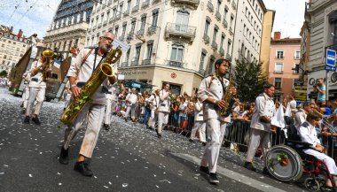 Lyon / Fransa - 16 Eylül 2018: Bienal dans geçidi, renkli gruplar Lyon sokaklarında geçit töreni