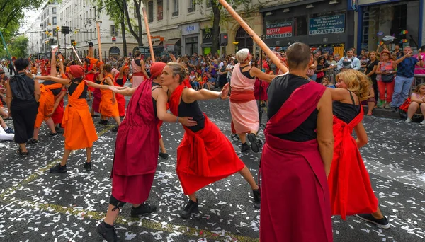 Lyon / Fransa - 16 Eylül 2018: Bienal dans geçidi, renkli gruplar Lyon sokaklarında geçit töreni