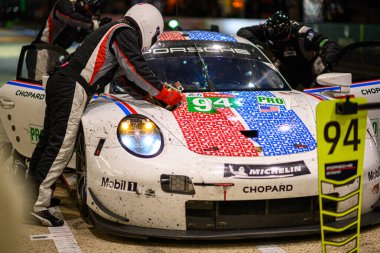 Le Mans / Fransa - 15-16 Haziran 2019: 24 saat Le Mans, Porsche GT Takımı, Ligier Porsche 911 RSR GTEPro Bakım işlemleri için tribünlerde, Le Mans - Fransa 'nın 24 saatlik yarışı