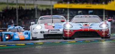 Le Mans / Fransa - 15-16 Haziran 2019: 24 saat Le Mans, Ford GT & Porsche 911 RSR, Le Mans 'ın 24 saatlik yarışı, Fransa - Fransa