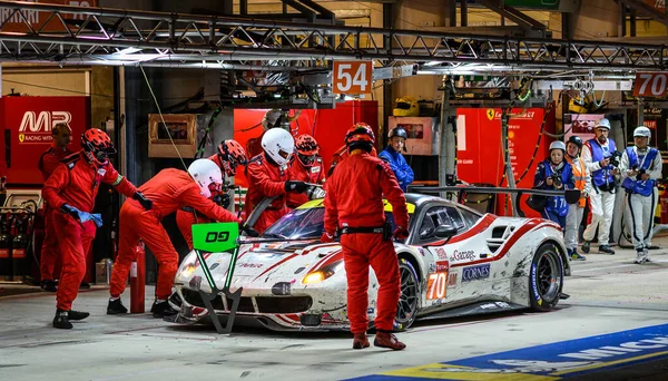 Le Mans / Fransa - 15-16 Haziran 2019: 24 saat Le Mans, MR Yarış Takımı, Ferrari 488 GTE GTEAm Bakım işlemleri için tribünde, Le Mans - Fransa 'nın 24 saatlik yarışı