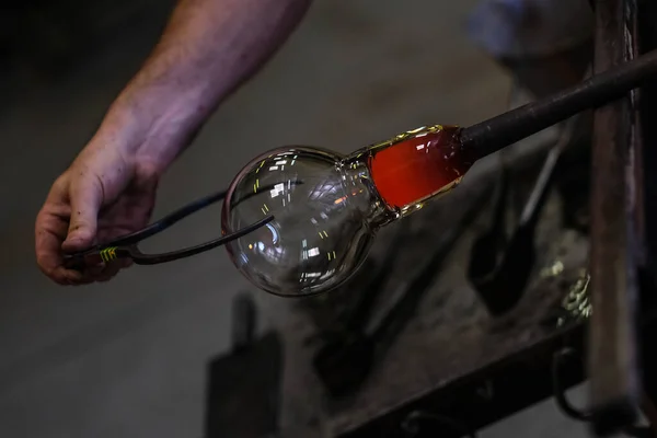 Glasblazer Die Mooi Stukje Glas Vormt Een Glazen Crafter Brandt — Stockfoto