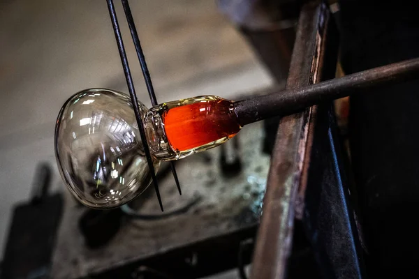 Soplador Vidrio Formando Hermosa Pieza Vidrio Artesano Vidrio Está Quemando —  Fotos de Stock