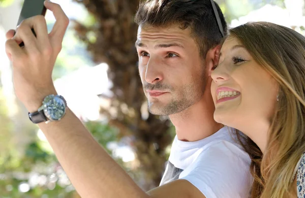 Heureux Couple Jeunes Étudiants Homme Avec Des Lunettes Soleil Utilisant — Photo