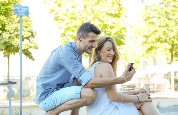 Glada Unga Studenter Par Med Hjälp Digitala Surfplatta Och Mobiltelefon — Stockfoto