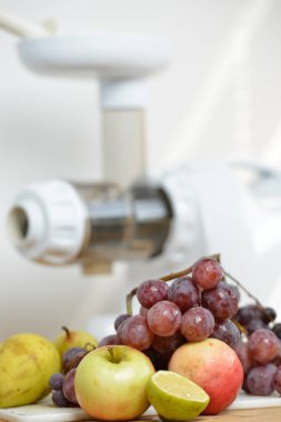 Meyve ve sebze seçiminde C vitamini beyaz mutfakta meyve suyu ile karıştırmadan hemen önce alınır.