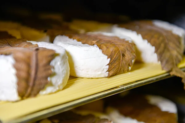 Kilerde olgunlaşmış keçi ve koyunlu peynirler Chataignier yapraklarıyla olgunlaşmış.