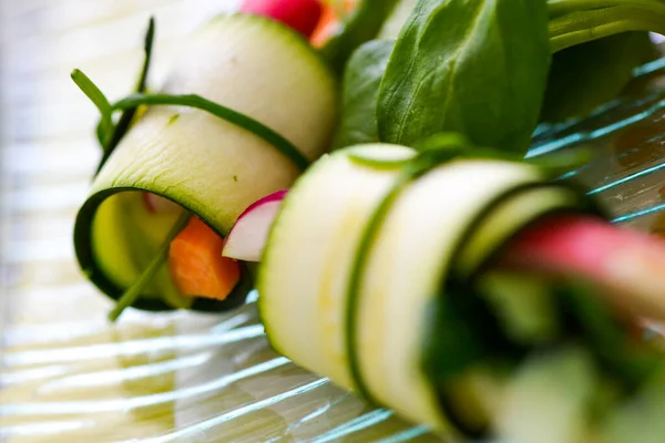 Rollos Veganos Crudos Con Semillas Germinadas Pepino Rábano Perejil Zanahorias —  Fotos de Stock