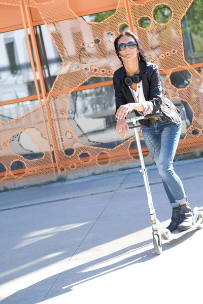 Joven Hermosa Chica Montando Scooter Con Auriculares Alrededor Del Cuello — Foto de Stock