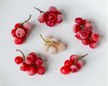 Beyaz arkaplanda kırmızı ve beyaz dut.
