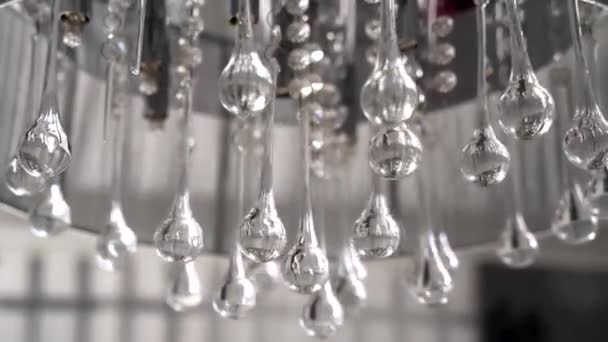 De elementen van kristal een kroonluchter schommel in de lucht — Stockvideo
