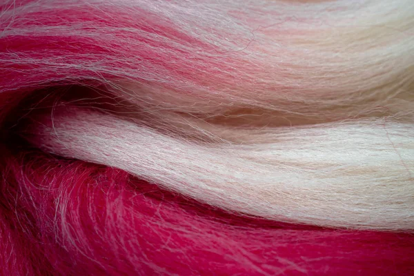 Fibra artificiale rosa brillante capelli finti per kanekalon. Chiudete. Texture — Foto Stock