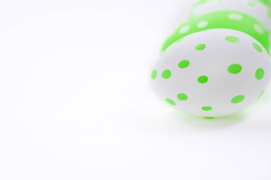 Paskalya yumurtaları beyaz kağıda boyanmış yeşil beyaz renkte. Mesaj için fotokopi alanı olan mutlu Paskalyalar. Asgari eko paskalya biçimi.