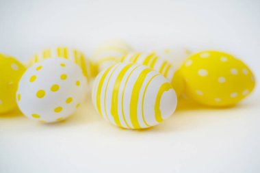 Paskalya yumurtaları beyaz kağıda boyanmış sarı beyaz renkte. Mesaj için fotokopi alanı olan mutlu Paskalyalar. Asgari eko paskalya biçimi.