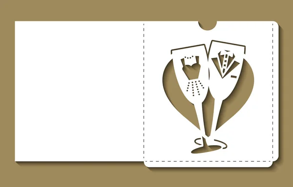 Plantilla de corte láser del sobre de invitación de boda. Copas de champán con ropa de novia y novio. Doble tarjeta con clink wineglasses en el corazón. Para tallado en madera, corte de papel, silueta de troquel vectorial . — Vector de stock