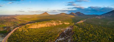 Batı Avustralya 'daki Cape Le Grand Ulusal Parkı - Granit tepeler, tepeler ve granit kayalıkların yakınındaki plaj kampı alanındaki orman yangınlarının yer aldığı gökyüzü manzarası. Park bir çalılıktan sonra yeniden açıldıktan hemen sonra çekilmiş. 