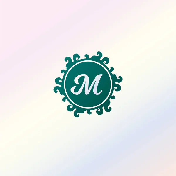 Letra M logotipo decorativo del alfabeto en el fondo de gradación suave, rizo elegante y concepto de logotipo floral, Plantilla de diseño de logotipo Abjad inicial verde de lujo. Proyecto de archivo EPS 10 — Vector de stock