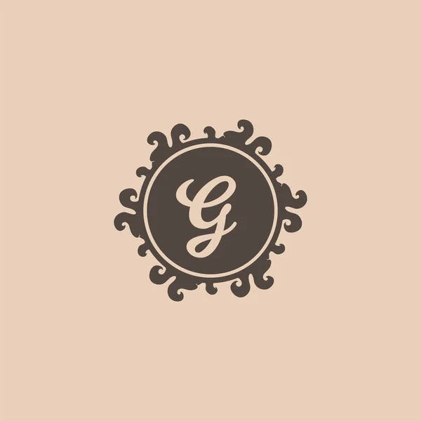 Carta G Logotipo do alfabeto decorativo isolado no fundo de cor bege, elegante Curl & Floral Logo Concept, Dark Brown Bege Luxo Inicial Abjad Logo Design Template. Projeto de arquivo EPS 10 —  Vetores de Stock