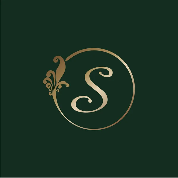 Letra Alfabeto Decorativo Logo Isolado Fundo Verde Anel Ouro Luxo — Vetor de Stock