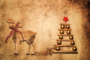 Tahta dallar ve geyiklerden yapılmış Noel ağacı