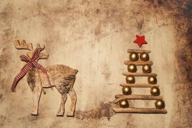 Tahta dallar ve geyiklerden yapılmış Noel ağacı