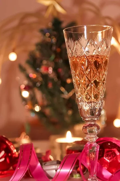 Champagne en nieuwjaarsversiering met kerstboom — Stockfoto