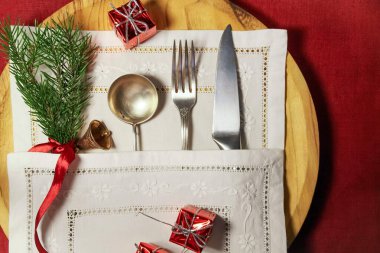 Tabak, peçete, çatal bıçak takımı. Bir ladin filizi. Masa ayarı. Noel. Tepeden manzara..