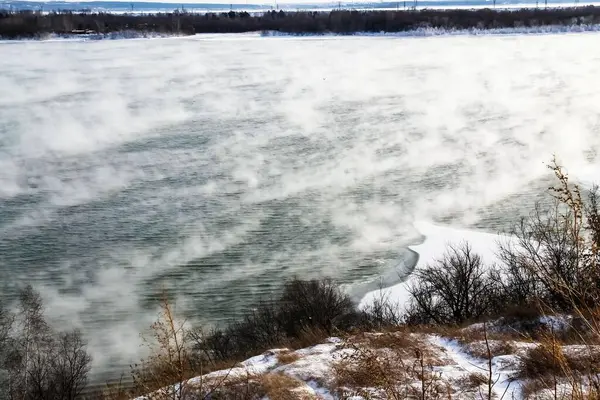 O vapor de água nebuloso sobe da água no rio em novembro — Fotografia de Stock