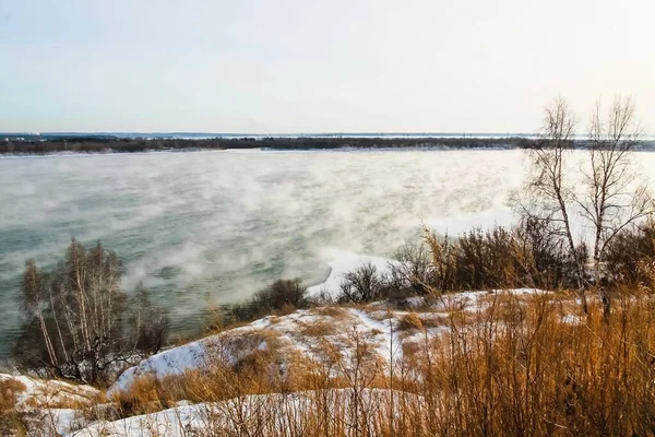 O vapor de água nebuloso sobe da água no rio em novembro — Fotografia de Stock