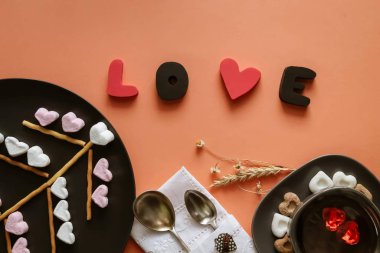 Sevgililer Günü 'nde tatil masası hazırlamak ve kalp şeklinde kurabiyeler.