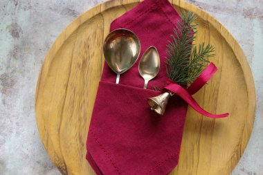 Tabak, peçete, çatal bıçak takımı. Bir ladin filizi. Masa ayarı. Noel. Tepeden manzara..