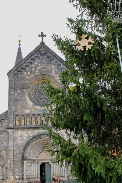 Noel ağacı. Aziz Cyril ve Methodius Katolik Kilisesi. Prag — Stok fotoğraf