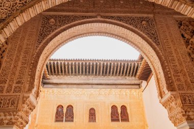 Alhambra 'da geometrik ve karmaşık desenli Nasrid sarayları