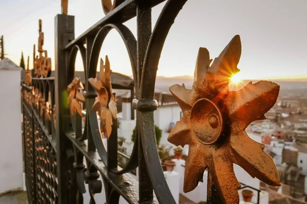 Puesta de sol a través de una barandilla en el casco antiguo de Granada, España —  Fotos de Stock