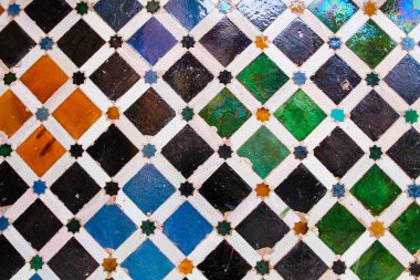 İspanya, Granada 'daki Alhambra' nın bir parçası olan Nasrid Sarayı 'nın duvarındaki dekoratif fayanslar.