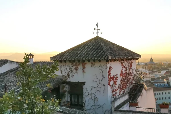 Biała wioska Granada, w basenie Morza Śródziemnego, typowe budowle białych wiosek Andaluzji, Hiszpania — Zdjęcie stockowe
