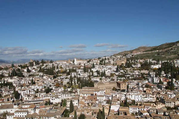 Pohled na staré město Granada z věže paláce Alhambra, Granada, Španělsko — Stock fotografie
