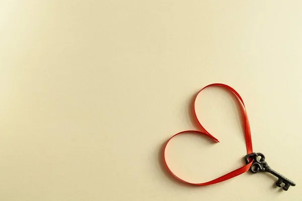 Clé avec les cœurs comme symbole d'amour . — Photo