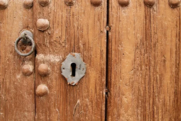 Alte Holztür mit Schlüsselloch. Andalusien Spanien — Stockfoto
