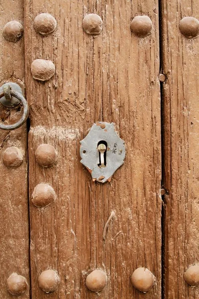 Alte Holztür mit Schlüsselloch. Andalusien Spanien — Stockfoto