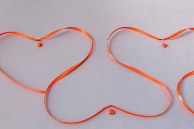 Sevgililer Günü 'nde kalp şeklinde kırmızı kurdele. Arkaplan