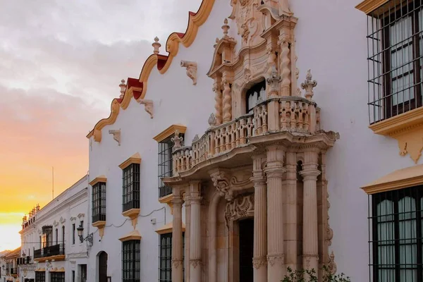 Tradycyjne fasady domów ze skręconymi balkonami, Andaluzja Hiszpania — Zdjęcie stockowe